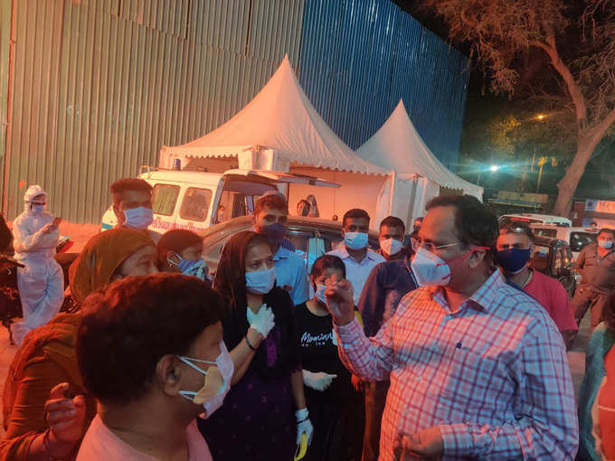 दिल्ली के स्वास्थ्य मंत्री सत्येंद्र जैन आधी रात को स्थिति का जायजा लेने पहुंचे LNJP अस्पताल, मरीजों का जाना हाल, डॉक्टरों को जरूरी निर्देश दिए।