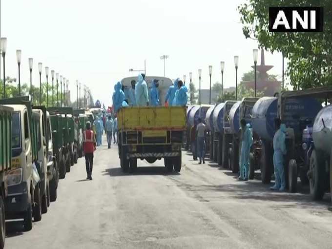 उत्तर प्रदेश में लागू लॉकडाउन के बीच लखनऊ में बड़े स्तर पर सैनिटाइजेशन किया जा रहा है। लखनऊ की प्रभारी ज़िलाधिकारी रोशन जैकब ने बताया, आज नगर निगम द्वारा सैनिटाइजेशन का विशेष ​अभियान चलाया जा रहा है, जिसमें सभी संवेदनशील जगह और कंटेनमेंट जोन को एक दिन में कवर किया जा रहा है।