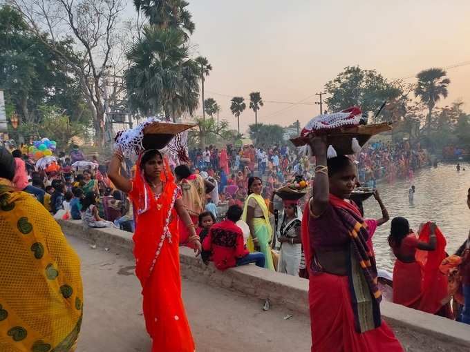 कटिहार के कोशी घाट पर बड़ी संख्या में श्रद्धालुओं ने अस्तगामी सूर्य को अर्घ्य