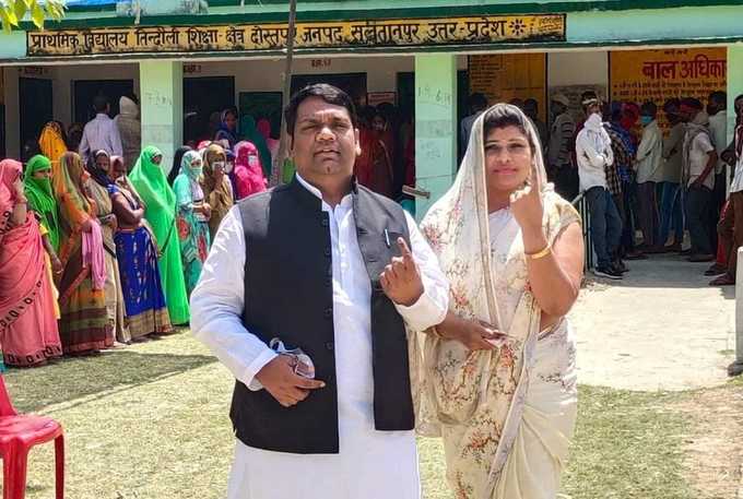 सुलतानपुर में पूर्व सपा विधायक अरुण वर्मा ने अपने गांव के तिन्दौली बूथ पर पत्नी निवेदिता के साथ जाकर मतदान किया