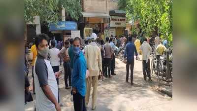 Lockdown in Delhi: लॉकडाउन की खबर सुनते ही जरूरी सामान खरीदने निकल पड़े लोग, दुकानों पर भीड़