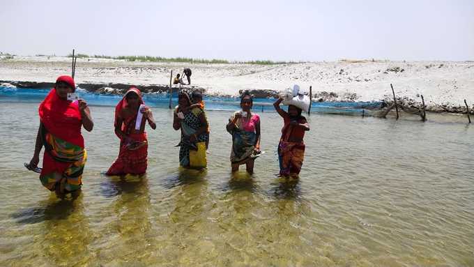 गोंडा में जागरूक मतदाताओं की अनोखी तस्वीरें सामने आई हैं। भारी संख्या में महिलाओं ने नदी पारकर गांव की सरकार  चुनी। चंदापुर किटौली गांव से आई जागरूक मतदाताओं की अनोखी तस्वीरें सामने आई हैं।