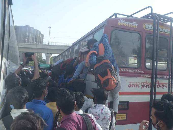 बसों पर लटककर घर वापसी