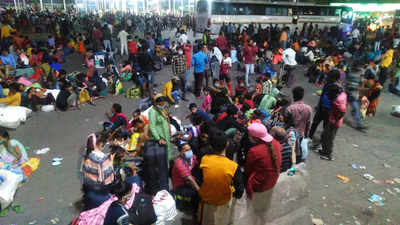 delhi lockdown : दिल्लीत लॉकडाउन सुरू; बस स्थानकावर स्थलांतरीत मजुरांची तुफान गर्दी