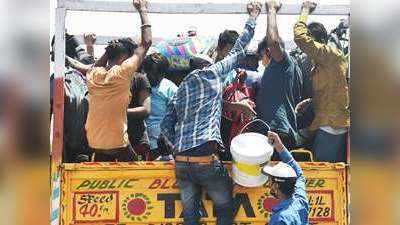 लॉकडाउनः दिल्ली-मुंबई से यूपी लौटे, अब ट्रकों में भरकर अपने घर वापस जा रहे हैं प्रवासी मजदूर