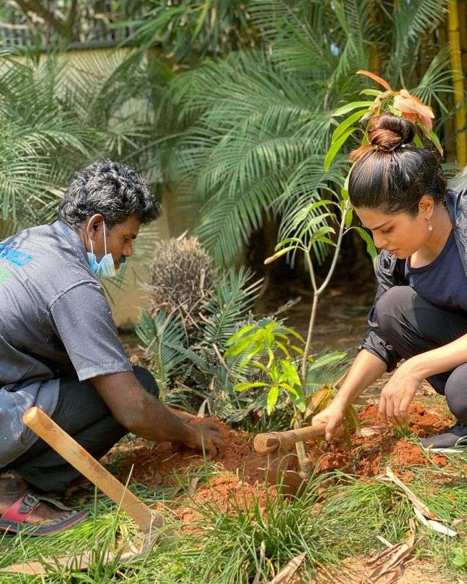 மரக்கன்று நட்ட நடிகை ஆத்மிகாவின் புகைப்படங்கள்