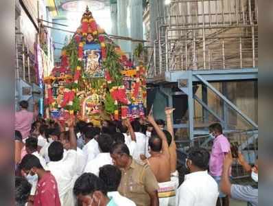 எல்லாம் கொரோனாவால் வந்த வினை... பக்தர்கள் இல்லாமல் நடந்த தேரோட்டம்!