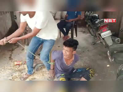 Begusarai News : थाने से महज 200 मीटर की दूरी पर लोगों ने खंभे से बांधकर चोर को पीटा