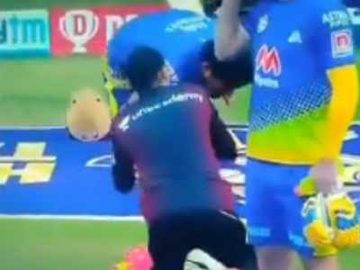 Suresh Raina touches Harbhajan feet : सीएसके-केकेआर मैच से पहले हरभजन सिंह ने सुरेश रैना को पैर छूने से रोका, वीडियो वायरल