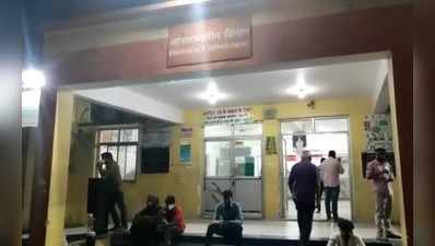 स्वाथ्य मंत्री जेपी सिंह के प्रभार वाले सुलतानपुर में घंटों महिला को नहीं मिला ऑक्सीजन, इमरजेंसी के बाहर फर्श पर बैठाकर होता रहा इलाज