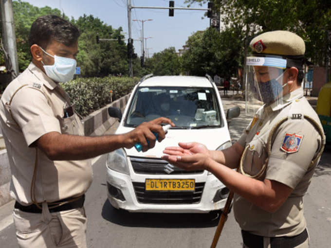 मास्क, सैनिटाइजर का स्टॉक बना रही दिल्ली पुलिस