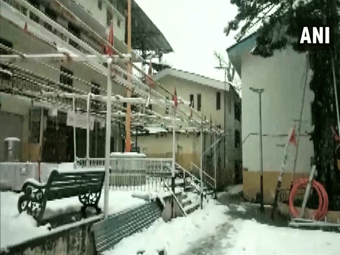 कश्मीर में भी हुई जमकर बर्फबारी