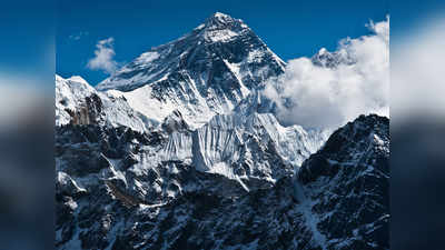 Coronavirus on Mount Everest  माउंट एव्हरेस्टवरही करोनाचा संसर्ग; गिर्यारोहकासह शेर्पाला बाधा