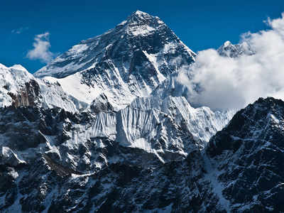 Coronavirus on Mount Everest  माउंट एव्हरेस्टवरही करोनाचा संसर्ग; गिर्यारोहकासह शेर्पाला बाधा