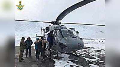 Ladakh News: लद्दाख के खारदुंग ला में बर्फबारी के बीच फंसे नागरिक, सेना ने रेस्क्यू ऑपरेशन चला बचाई जान