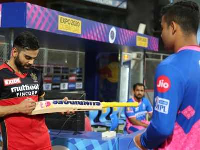 Virat Kohli Signs Riyan Parag’s Bat: 19 साल के क्रिकेटर को बैट पर ऑटोग्राफ देते नजर आए कैप्टन कोहली, फ्रैंचाइजी ने शेयर किया फोटो