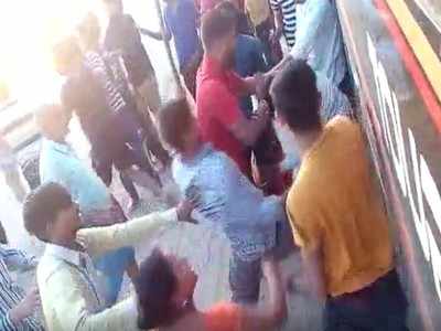 Bhind News: जयपुर से यूपी जा रहे मजदूरों की बस को जबरदस्ती रोक कर की पिटाई, छह घंटे बाद एसपी के निर्देश पर दर्ज हुआ मामला