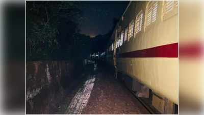 Chhattisgarh News: दंतेवाड़ा में नक्सलियों ने ट्रेन के इंजन और डिब्बे को पटरी से उतारा, मौके पर पुलिस रवाना