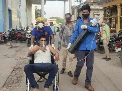 Oxygen Shortage in Chhatarpur : जिला अस्पताल में रात 12 बजे अचानक बंद हुई ऑक्सिजन की सप्लाई, मरीजों में मचा हाहाकार, अधिकारियों ने साधी चुप्पी