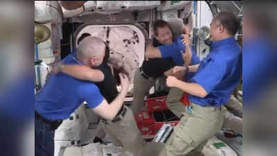 धरती से पहुंचे ऐस्ट्रोनॉट्स तो गले लगकर स्वागत... ट्विटर पर लोगों ने पूछा, ISS पर Coronavirus का डर नहीं? इतिहास में छिपा है जवाब