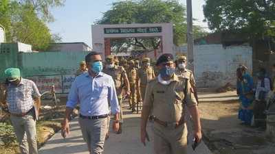 फिरोजाबाद में फर्जी वोटिंग को लेकर दो पक्षों में चले जमकर लाठी-डंडे, फायरिंग कर मतपेटिकाएं लूटने का प्रयास