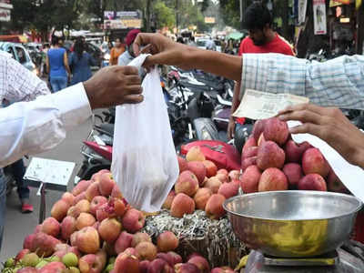 హైదరాబాద్: పండ్లు అమ్ముకుంటున్న వ్యక్తికి నడిరోడ్డుపై దొరికిన బంగారం