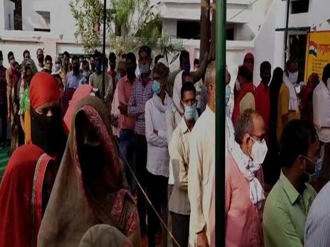 अंबेडकरनगर में मतदान के लिए सुबह से ही लोग कतार में लग गए