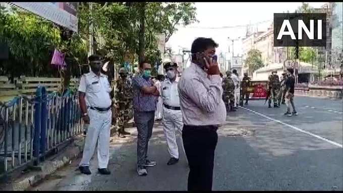 पश्चिम बंगाल में आखिरी चरण के मतदान के दौरान उत्तरी कोलकाता में महाजति सदन सभागार के पास एक बम फेंका गया। कोई हताहत नहीं है। मौके पर पुलिस बल तैनात है। चुनाव आयोग ने घटना का विवरण मांगा है।