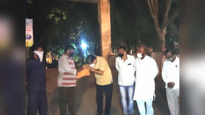 Ahmednagar: अंत्यसंस्कार करणाऱ्या हातांपुढे नागरिक नतमस्तक