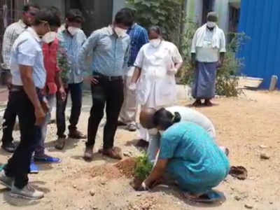 ఆస్పత్రి ఎదుట మొక్కల నాటిన మహిళ... వైద్యులకు ఆ విధంగా కృతజ్ఞత