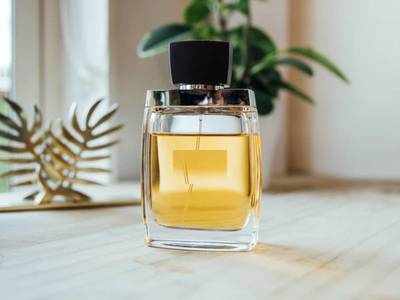 गर्मियों में रहना है कूल और पानी है अच्छी खुशबू, तो आज ही खरीदें ये Mens Perfume