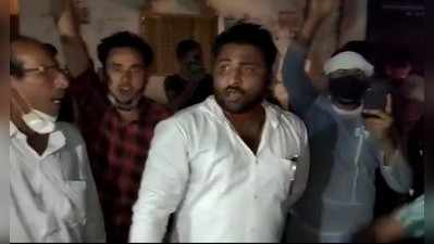Sultanpur News: CHC हसनपुर पर न डॉक्टर न स्टाफ, युवक ने अस्पताल गेट पर तोड़ा दम