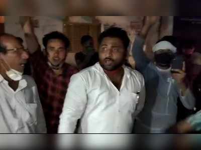 Sultanpur News: CHC हसनपुर पर न डॉक्टर न स्टाफ, युवक ने अस्पताल गेट पर तोड़ा दम