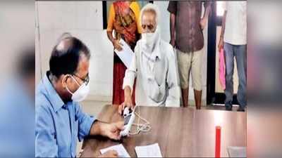 Gujarat coronavirus news: गुजरात के 32 कस्बों को कोरोना से बचा रहे अकेले डॉक्टर, घंटों करते हैं काम