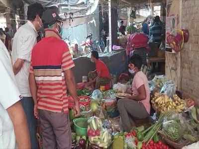 ক্রেতা এলে কী করব’, সময়ে ঝাপ না বন্ধ করার ‘অকাট্য’ যুক্তি দোকানিদের