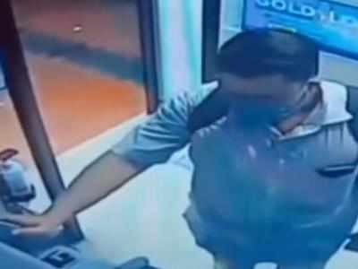ATM पहुंचे शख्‍स ने पैसों की जगह निकाल लिया सैनिटाइजर, मजेदार वीडियो वायरल