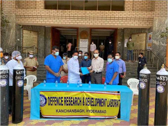 तेलंगाना : डीआरडीओ ने केंद्रीय कृह राज्य मंत्री जी. किशन रेड्डी की मौजूदगी में सिकंदराबाद के गांधी हॉस्पिटल को 50 ऑक्सिजन सिलिंडर सौंपा।