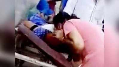 Behraich Viral video: मां की उखड़ती सांसें देख मुंह से ऑक्सिजन देने लगीं बेटियां पर अफसोस जान नहीं बच पाई