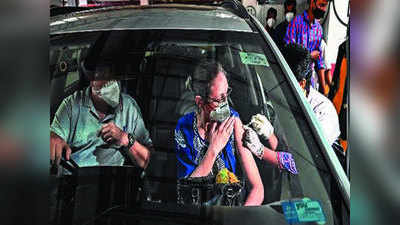 ड्राइव इन वैक्सिनेशनः मुंबई में कार में बैठे-बैठे कोरोना का टीका लगाना शुरू