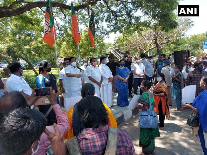 बंगाल में चुनाव के बाद हुई हिंसा के खिलाफ तमिलनाडु के बीजेपी नेता और समर्थकों ने चेन्नै में विरोध-प्रदर्शन किया।