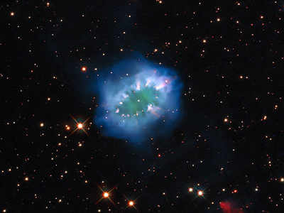 Hubble ने ली अंतरिक्ष में सजे हीरे के हार की तस्वीर, फूटते सितारों ने मिलकर बनाया Necklace Nebula