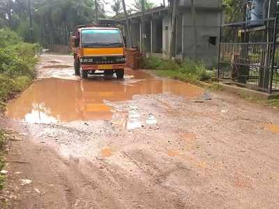 തോട്ടം പടന്ന - ഗണേഷ് മുക്ക് റോഡ് തകര്‍ന്നിട്ട് അഞ്ചാണ്ട്,  കുലുക്കമില്ലാതെ അധികൃതര്‍, വീഡിയോ കാണാം