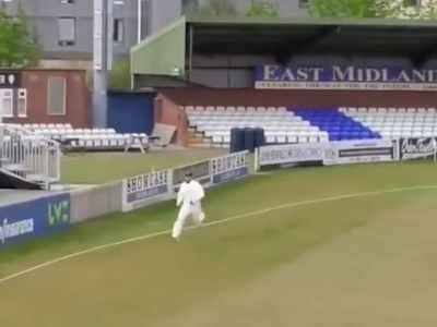 Dane Paterson one-handed Catch : सिक्स के लिए जा रही गेंद को फील्डर ने हवा में छलांग लगाकर एक हाथ से लपका कैच, VIDEO देख आप भी कहेंगे वाह!