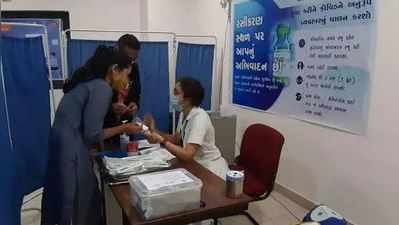 ગુજરાતઃ મોટે ઉપાડે જાહેરાત પરંતુ પૂરતા સ્ટોકના અભાવે રસીકરણને લઈને અસમંજસ