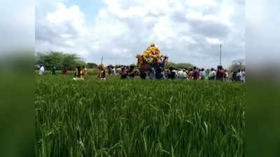 வயல்களில் எடுத்துச்செல்லப்படும் உடல்கள்.. மயானத்துக்கு போக ரோடு இல்லாததால் அவலம்!