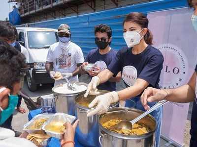 Photos: कोरोना काल में जैकलीन फर्नांडिस का नेक काम, गरीबों को खिला रही हैं मुफ्त खाना