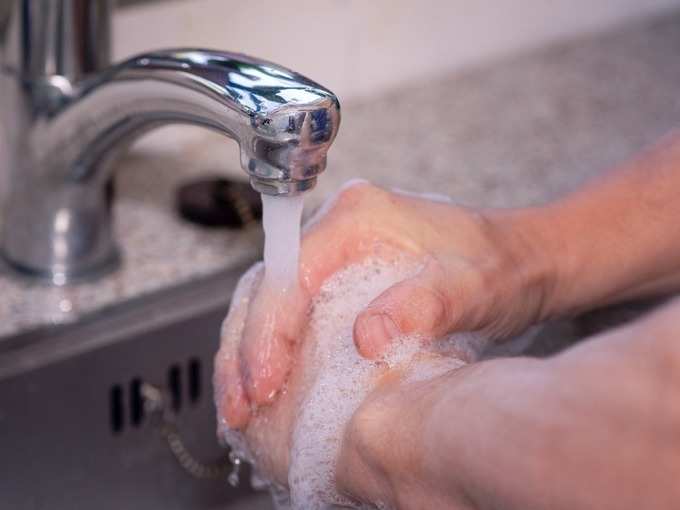 ​हाथों को अच्छी तरह से बार-बार धोएं