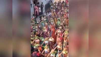 Gujarat Coronavirus News: मंदिर में जल चढ़ाने से भागेगा कोरोना..., गांधीनगर में धार्मिक जुलूस निकालने पर 46 गिरफ्तार