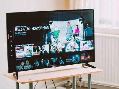 Smart TV: शानदार फीचर्स वाले Smart TV हैवी डिस्काउंट पर खरीदें, शुरुआती कीमत ₹15,000 से भी कम