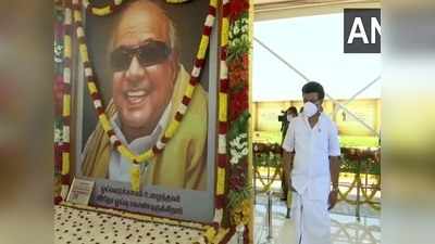 Tamilnadu: शपथ लेने के बाद पिता करुणानिधि की फोटो देख भावुक हो गए तमिलनाडु के सीएम स्टालिन